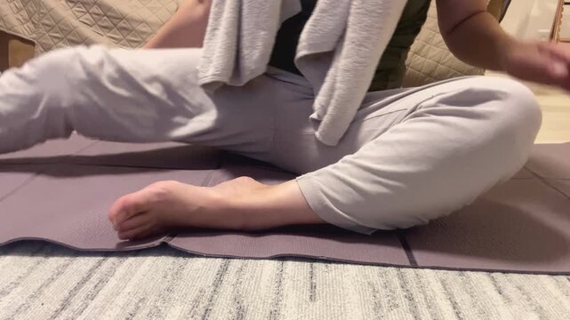 足を伸ばして柔軟する女性