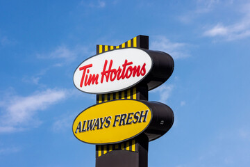 Obraz premium Toronto, Canada, September 6, 2026; A classic Tim Hortons Always Fresh sign at a drive through coffee shop location