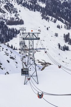 Cable car takes skiers from Grimentz to the Sorebois summit station, Val d'Anniviers, Valais Alps, Canton Valais, Switzerland