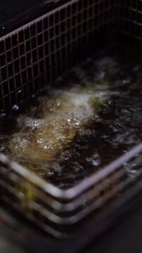 Chile frito en freidora: toma de acci&oacute;n en primer plano