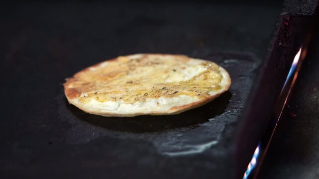 Tortilla De Harina Inflada Con Queso Derretido En Plancha