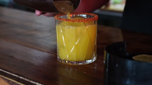 Se sirve un vaso con borde de Taj&iacute;n: c&oacute;ctel picante