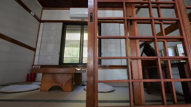 적산가옥 실내 인테리어 다다미방 전통 창호 툇마루 복도 목조 건물 고택 적산가옥 인테리어 근대건축 전통문양 찻상 서화 액자 병풍 여유 휴식 감성 공간 아늑함 전통미 햇살 디테일 클로즈업 고풍스러운 일본식 가옥 근대문화유산