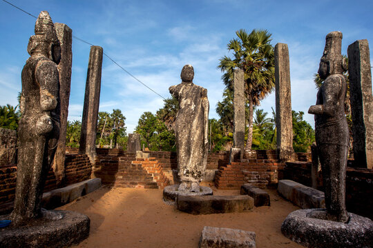 Remains of the Image House at Mudu Maha Vihara depicting Buddha facing King Kavantissa and Queen Vaharamahabevi. The ruins of this temple are located at Pottuvil beach on the east coast of Sri Lanka.