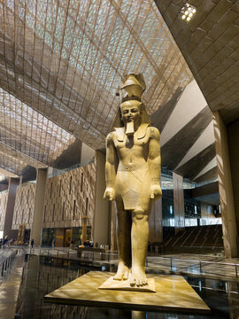 La colosal estatua de Rams&eacute;s II en el interior del gran museo de Egipto