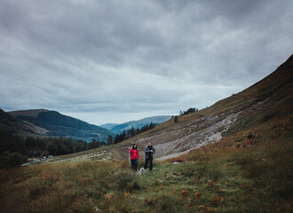 Obraz premium Couple trekking in Glen Etive, Scotland
