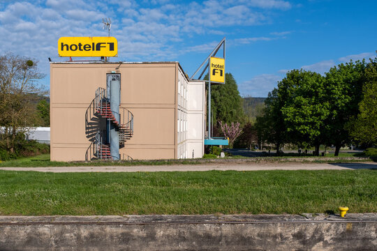 Vue sur le c&ocirc;t&eacute; d'un h&ocirc;tel de la cha&icirc;ne FORMULE 1
