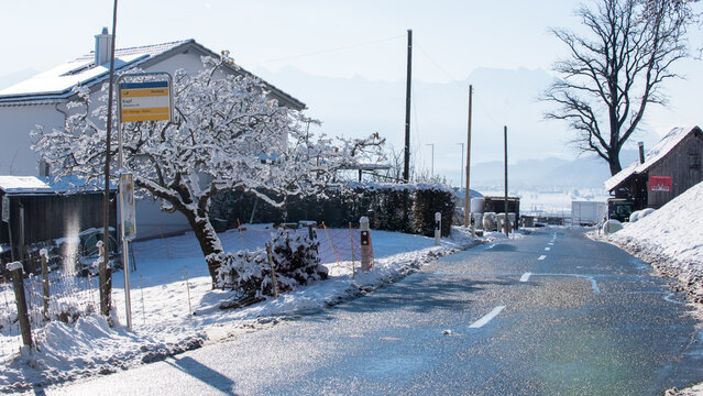 Schneebedeckte Appenzeller H&ouml;henstrasse in Marbach Schweiz mit Alpstein Panorama