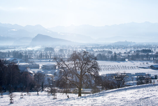 Winterlandschaft mit Sonnenschein, Schnee und Eis in den Schweizer Alpen