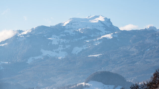 Winterlandschaft mit Hohem Kasten, Sonnenschein, Schnee und Eis in den Schweizer Alpen