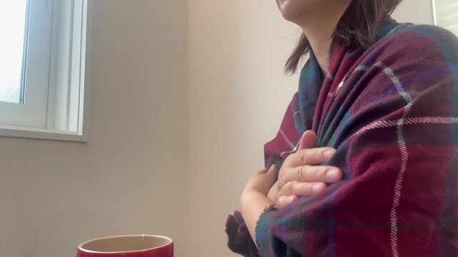 寒さで身震いする女性とコピースペース