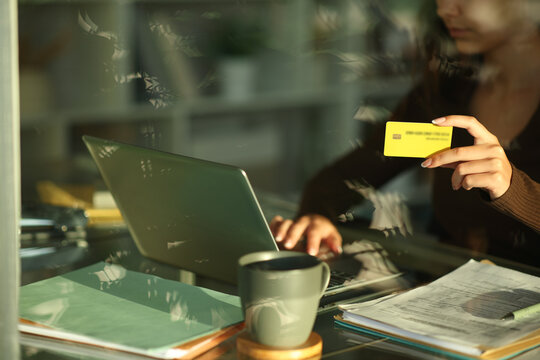Telecommuter paying online using credit card and laptop