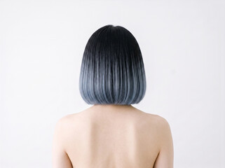 Obraz premium 黒髪からブルージュへのグラデーションボブヘア女性の後ろ姿