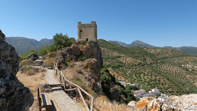 Excursi&oacute;n al torre&oacute;n medieval de Zahara de la Sierra rodeado de campos de olivos en la sierra de Grazalema, Espa&ntilde;a. Sin audio
