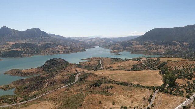 Panor&aacute;mica del embalse de Zahara el Gastor visto desde el torre&oacute;n medieval de la villa de Zahara de la Sierra, Andaluc&iacute;a, Espa&ntilde;a