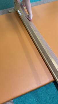スラックラインを落ちながら歩く子供