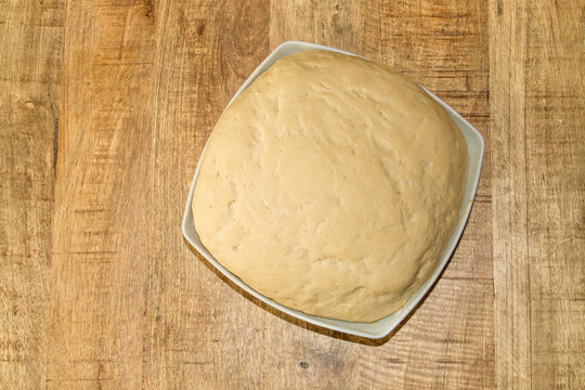 Masa de pan de trigo fermentada y lista para cocinar en Madrid, Espa&ntilde;a. Bowl de masa fermentada y preparada en casa lista para hornearla.