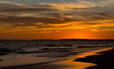 Fototapeta premium beautiful scenery at the beach with sunset and clouds