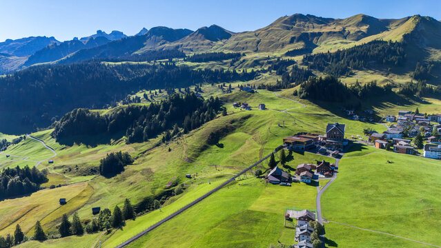 La celebre funicolare di Stoos immersa nel paesaggio del Canton Svitto, Svizzera 