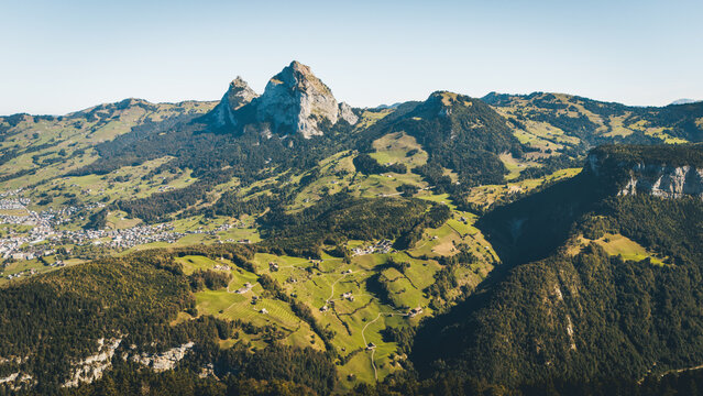 Panorama alpino pittoresco del villaggio di Stoos, Canton Svitto, Svizzera con sullo sfondo Grosser e Kleiner Mythen