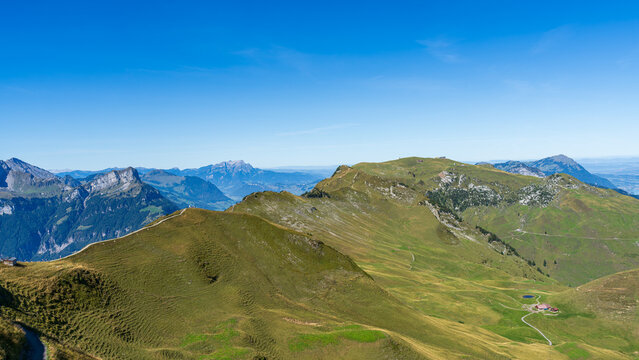 Veduta aerea con drone del sentiero in cresta (Gratwanderweg) da Klingenstock a Fronalpstock, Stoos, Svizzera