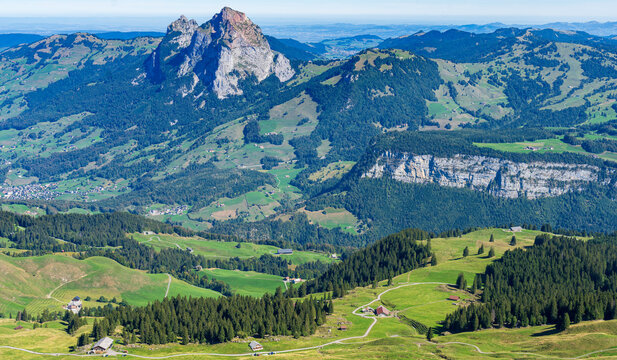 Panorama alpino pittoresco del villaggio di Stoos, Canton Svitto, Svizzera con sullo sfondo Grosser e Kleiner Mythen