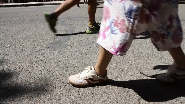 Viandante y flujo de peatones viandantes andando, pies y piernas de personas caminando circulaci&oacute;n y tr&aacute;nsito a pie, caminante sombras y siluetas urbano movimiento de paseante 