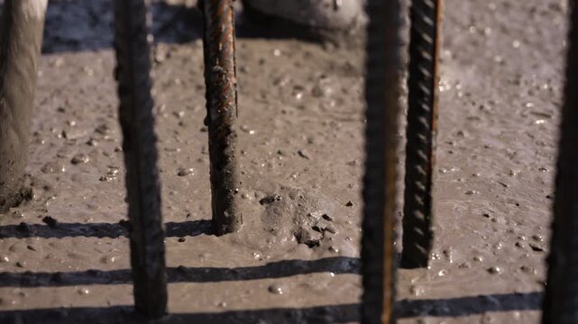 Concrete vibration compaction around steel reinforcement bars