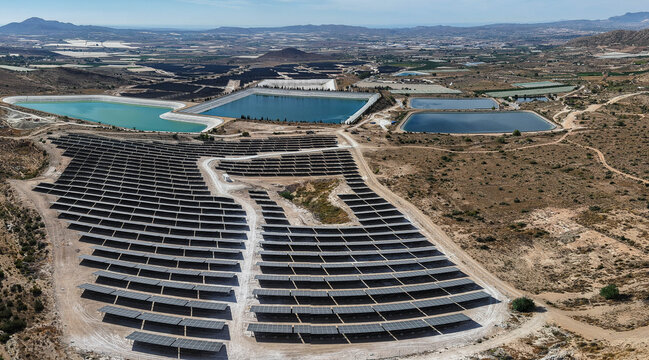 Vista a&eacute;rea de una mega planta solar fotovoltaica , concepto del cambio de uso de las tierras de cultivo por la instalaci&oacute;n de placas solares.