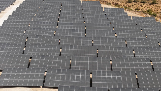 Vista a&eacute;rea detalle de placas solares o paneles en un central fotovoltaica o solar