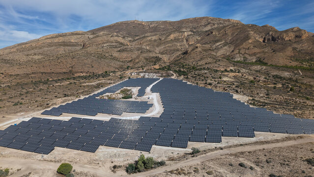 Vista a&eacute;rea de una mega planta solar fotovoltaica , concepto del cambio de uso de las tierras de cultivo por la instalaci&oacute;n de placas solares.