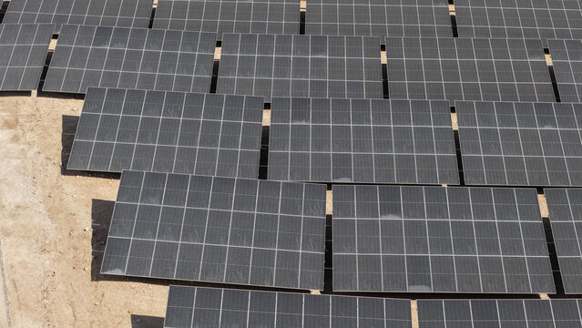 Vista a&eacute;rea detalle de placas solares o paneles en un central fotovoltaica o solar