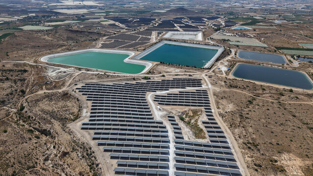 Vista a&eacute;rea de una planta solar al pie de balsas de riego de vid en terreno semides&eacute;rtico , como estas instalaciones cambian el entorno y ocupan terrenos tradicionalmente de cultivo
