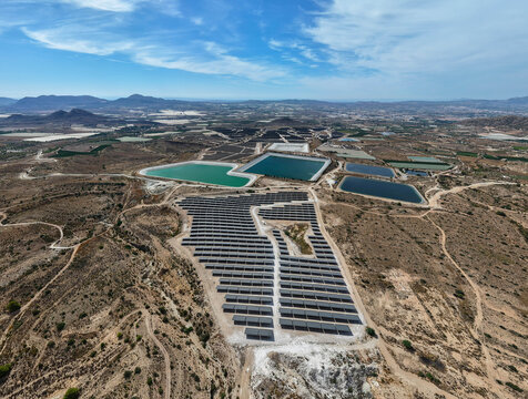 Vista a&eacute;rea de una planta solar al pie de balsas de riego de vid en terreno semides&eacute;rtico , como estas instalaciones cambian el entorno y ocupan terrenos tradicionalmente de cultivo