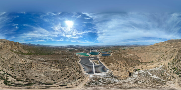 Foto esf&eacute;rica en Vista a&eacute;rea de una mega planta solar fotovoltaica , concepto del cambio de uso de las tierras de cultivo por la instalaci&oacute;n de placas solares.
