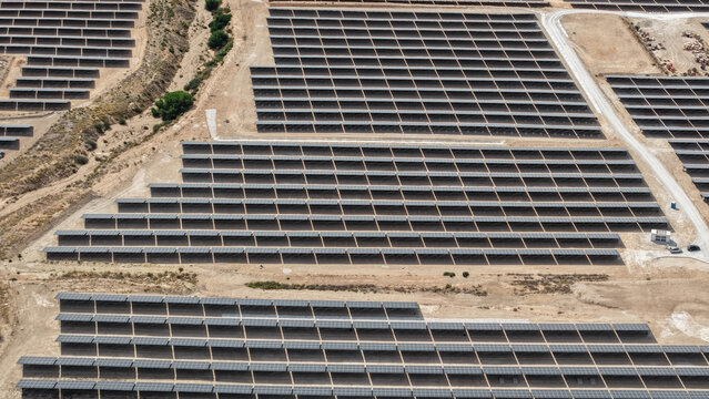 Vista a&eacute;rea de una mega planta solar fotovoltaica , concepto del cambio de uso de las tierras de cultivo por la instalaci&oacute;n de placas solares.