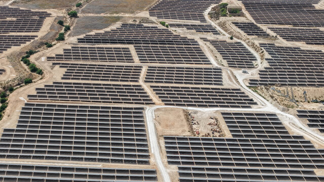 Vista a&eacute;rea de una mega planta solar fotovoltaica , concepto del cambio de uso de las tierras de cultivo por la instalaci&oacute;n de placas solares.