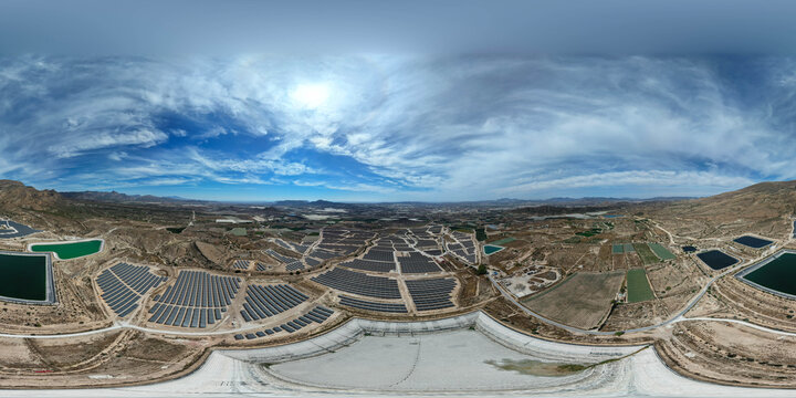 Panor&aacute;mica de 180&ordm; en Vista a&eacute;rea de una mega planta solar fotovoltaica , placas solares ,  concepto del cambio de uso de las tierras de cultivo por la instalaci&oacute;n de placas solares.