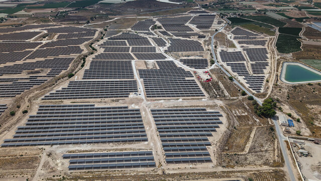 Vista a&eacute;rea de una mega planta solar fotovoltaica , concepto del cambio de uso de las tierras de cultivo por la instalaci&oacute;n de placas solares.