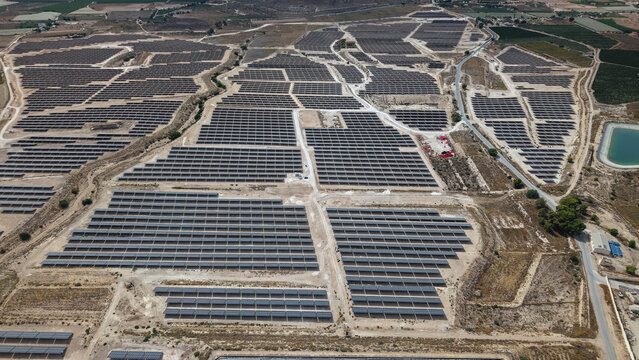 Vista a&eacute;rea de una mega planta solar fotovoltaica , concepto del cambio de uso de las tierras de cultivo por la instalaci&oacute;n de placas solares.