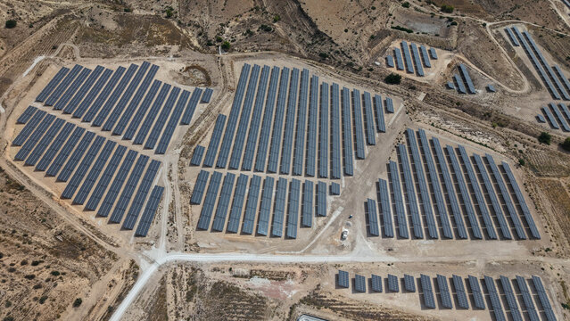 Vista a&eacute;rea de una mega planta solar fotovoltaica , concepto del cambio de uso de las tierras de cultivo por la instalaci&oacute;n de placas solares.