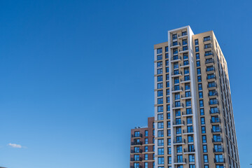 Fototapeta premium Modern Residential High-Rise Building Under Clear Sky