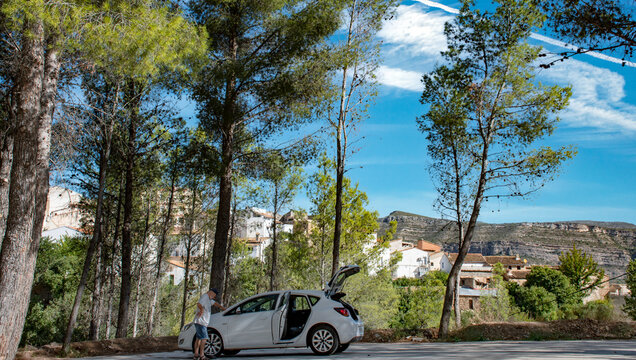 Hombre hinchado las ruedas del coche en un pueblo de monta&ntilde;a, Millares Comunidad Valenciana.
