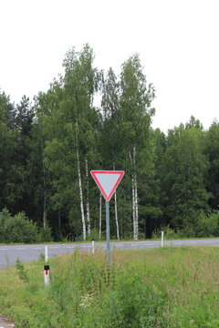 The yield sign, on the road.