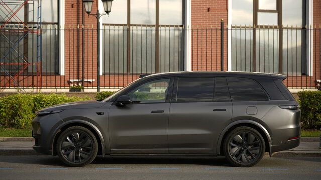 Li Auto L9 premium electric SUV parked on a city street, representing modern automotive design, luxury transportation, electric mobility and advanced vehicle technology
