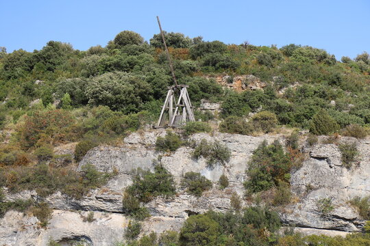 Ancien tr&eacute;buchet de l'artillerie m&eacute;di&eacute;vale, village de Minerve, d&eacute;partement de l'H&eacute;rault, France