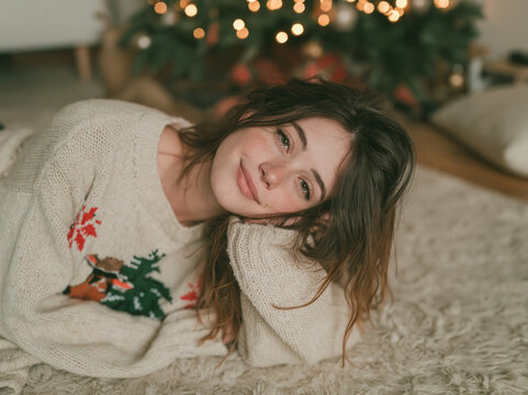 woman, young woman, beauty, freckles, burgundy sweater, knitted sweater, fairy lights, Christmas lights, bokeh, cozy evening, indoor, romantic mood, soft light, dark hair, stylish, portrait, dreamy ex