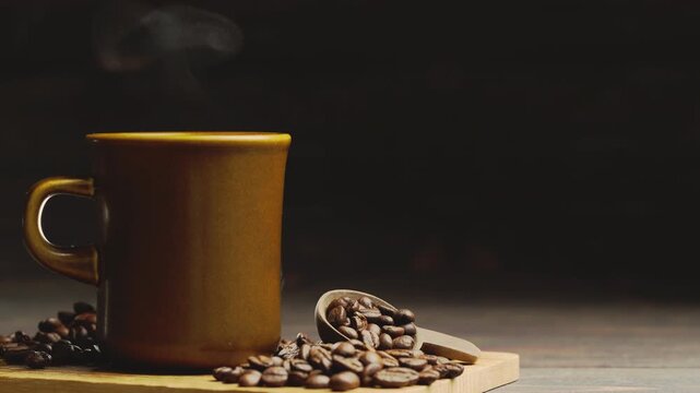コーヒー豆とマグカップから上がる湯気