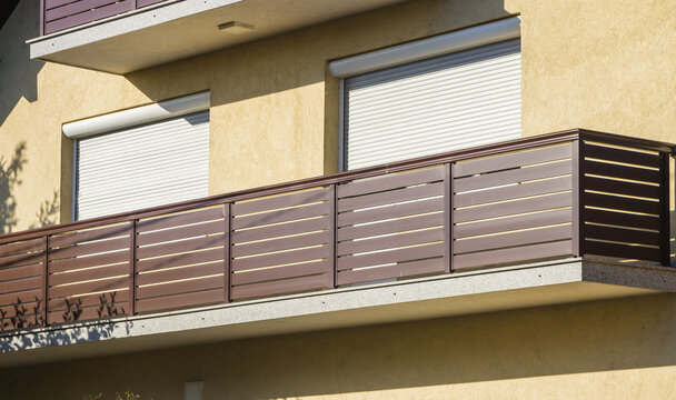 Modern Balcony Railing with Horizontal Aluminum Slats
