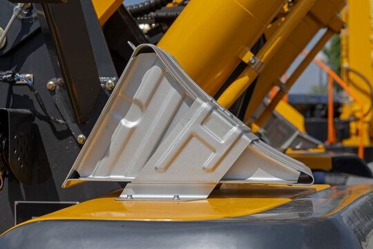Heavy Duty Steel Wheel Chock Mounted at Construction Machine Safety Device